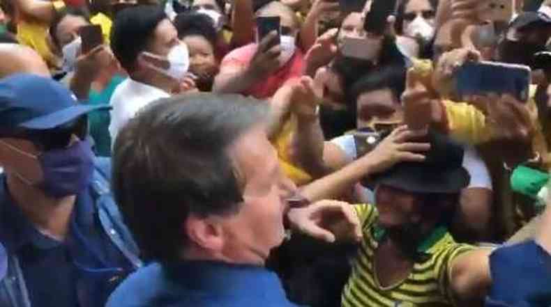 Em imagens postadas por ele mesmo, Bolsonaro aparece em meio  uma aglomerao comprimentando apoiadores(foto: Redes Sociais/Reproduo)