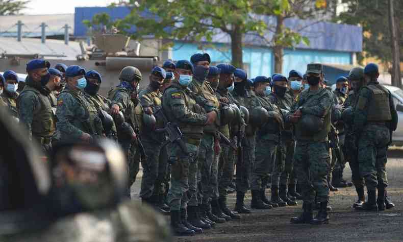 Militares guardam os arredores do presdio Guayas 1 em Guayaquil, Equador, em 14 de novembro de 2021