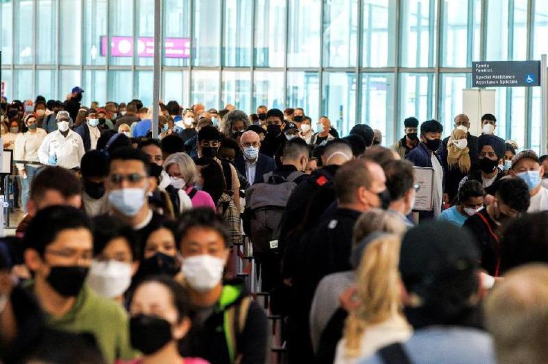 Pessoas em fila de aeroporto