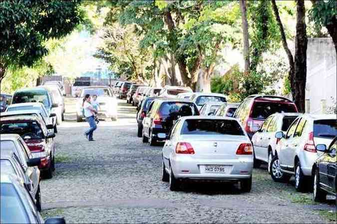 Rua Baro de Lucena, na Serra: mais uma via ocupada por quem prefere caminhar trs ou quatro quarteires a comprar um talo de estacionamento. O problema se espalhou por diversos bairros de Belo Horizonte(foto: (BETO MAGALHES/EM/D.A PRESS))