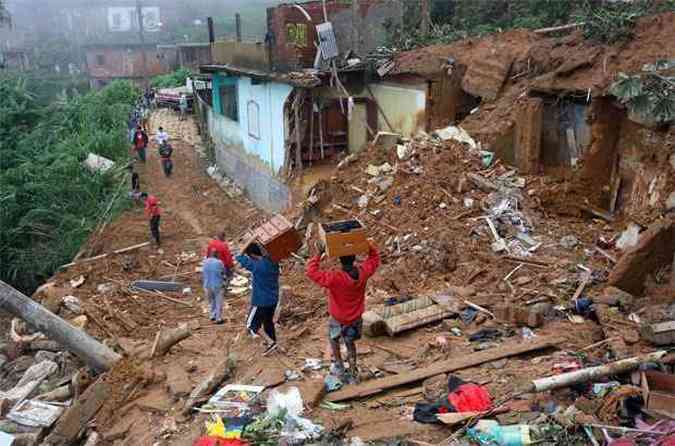 Vrios moradores perderam tudo nos 21 deslizamentos registrados em Petrpolis(foto: MARCOS DE PAULA/ESTADAO CONTEUDO RJ )