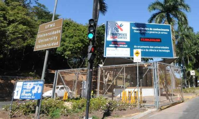 O tamanho da tesoura: painel em portaria da UFMG indica que setor perdeu mais de R$ 11 bi desde 2015(foto: Túlio Santos/EM/D.A Press) O tamanho da tesoura: painel em portaria da UFMG indica que setor perdeu mais de R$ 11 bi desde 2015(foto: Túlio Santos/EM/D.A Press)