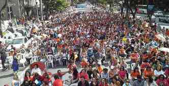 Funcionrios da prefeitura ocupando parte da Avenida Afonso Pena durante a assembleia(foto: Sindibel/Divulgao)
