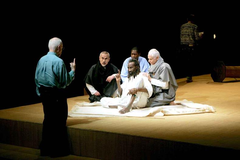 Peter Brook est em p e dirige quatro atores na pea 'Tierno Bokar' 