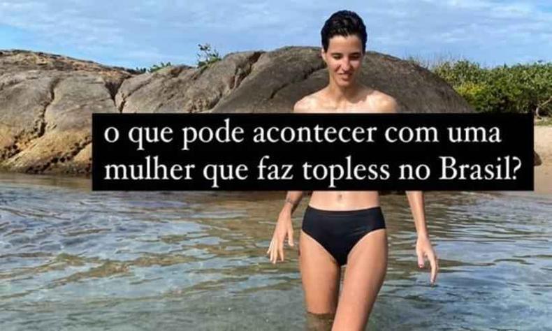 Beatriz Coelho questiona o que acontece com as mulheres que fazem topless no Brasil(foto: Instagram/Reprodução) Beatriz Coelho, mulher branca de cabelos curtos e castanhos, numa praia. Ela faz topless, mas seu busto é coberto por uma tarja preta com os dizeres 'O que pode acontecer com uma mulher que faz topless no Brasil?'
