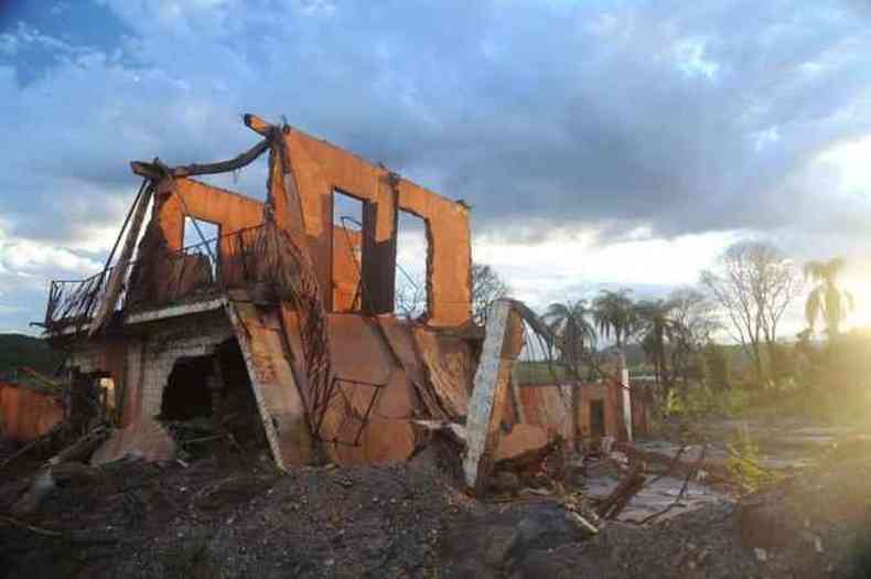 Escombros do subdistrito de Bento Rodrigues, em Mariana, o mais destrudo pela passagem dos rejeitos do rompimento da barragem do Fundo(foto: Leandro Couri/E.M/D.A.Press)