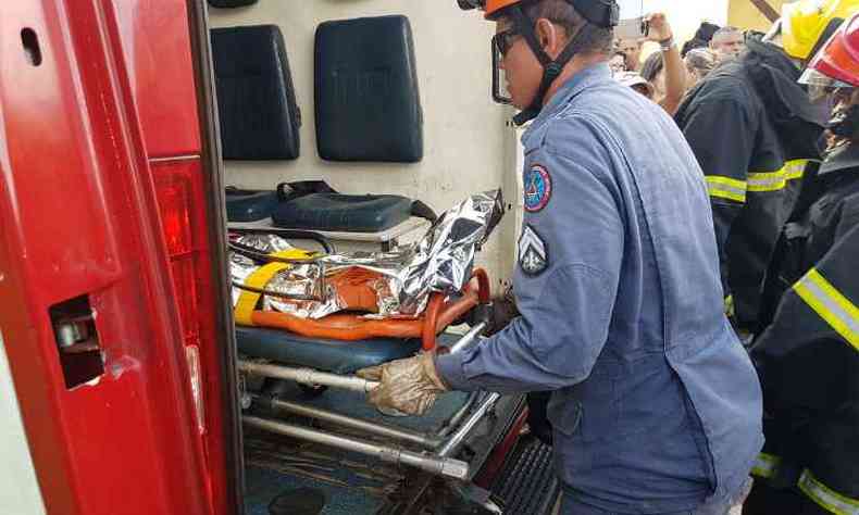 Homem foi encaminhado para o Hospital So Jos, onde permanece internado(foto: Corpo de Bombeiros/Divulgao)