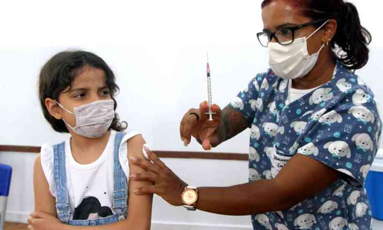 Criana recebe vacina contra COVID-19 em BH