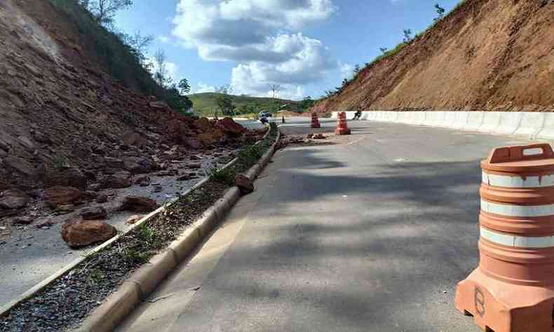 Expectativa  que em dois dias toda a terra seja removida e o trecho esteja liberado na segunda