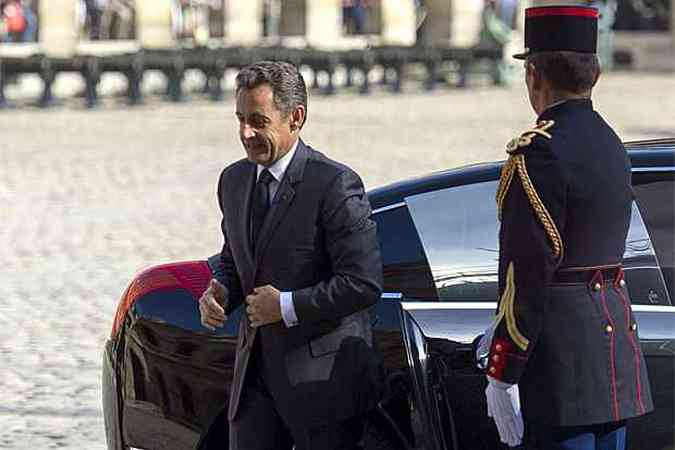 Nesta tera-feira a polcia fez buscas na casa de Nicolas Sarkozy, que investiga o financiamento poltico ilegal da campanha do ex-presidente francs(foto: AFP PHOTO POOL/ FRED DUFOUR )