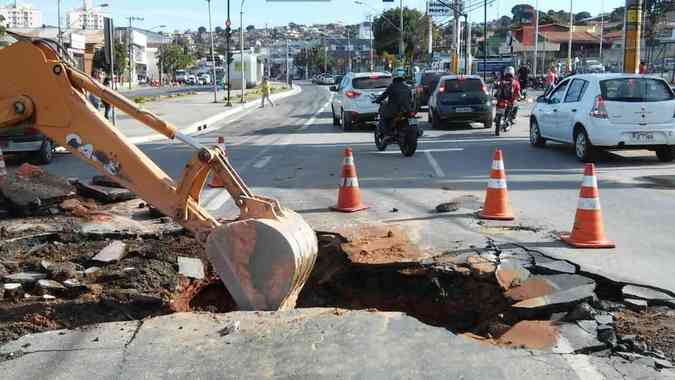 Parte da pista no sentido Bairro precisou ser interditada. Abastecimento de gua deve ser normalizado durante a tardePaulo Filgueiras/EM/DA Press