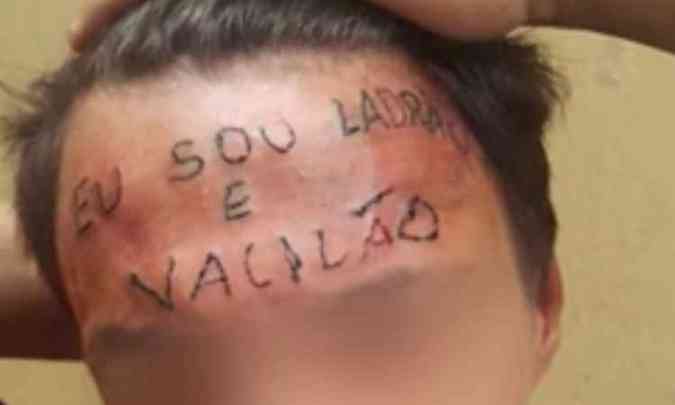 Jovem, acusado pela dupla de roubar uma bicicleta de um homem sem perna, teve sua testa tatuada na manh da sexta-feira (9/6)(foto: Facebook/ reproduo )