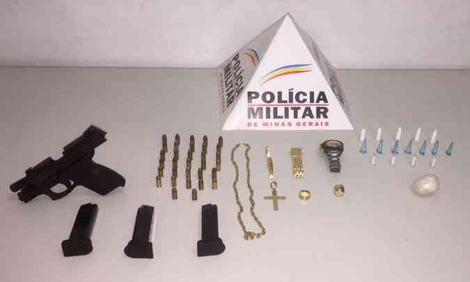 A PM apreendeu uma pistola .38, 10 munies, 16 pinos de cocana e uma poro de maconha(foto: Polcia Militar/ divulgao )