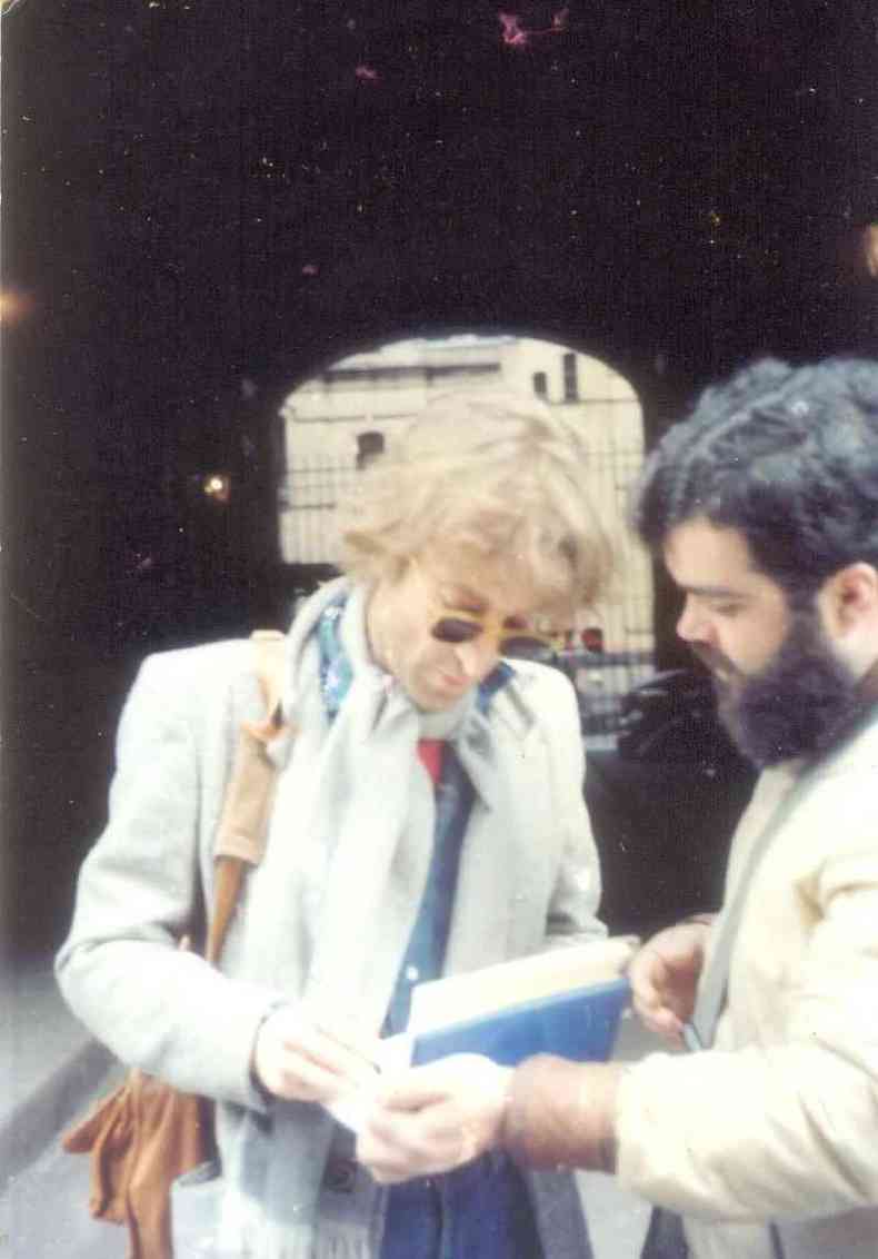Mallagoli tirou foto com Lennon em frente ao Dakota, em Nova York(foto: Osni Omena)