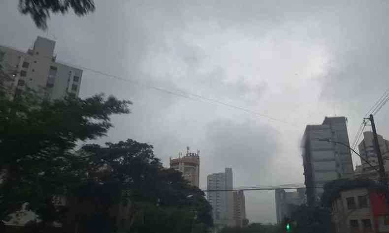 Belo Horizonte teve manh de cu nublado nesta quinta-feira (18)(foto: Edsio Ferreira/EM/DA Press)