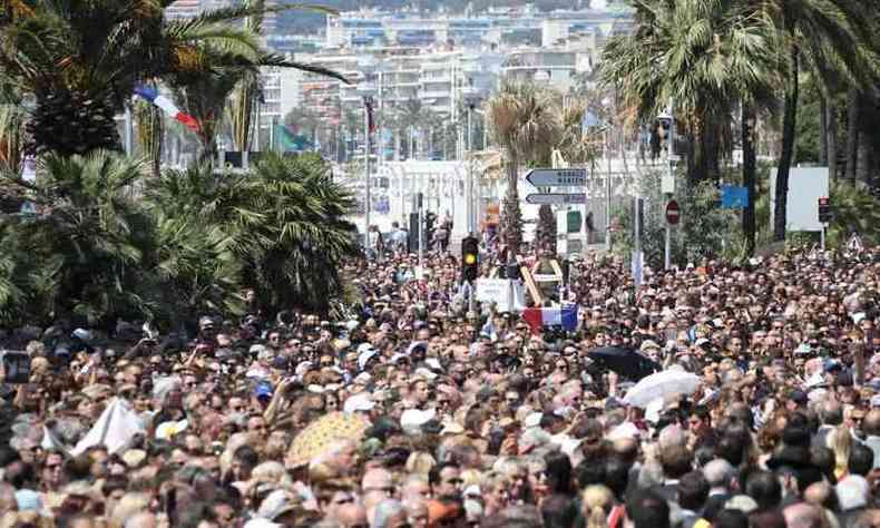 Milhares fizeram um minuto de silncio diante do Monument du Centenaire, prximo  avenida Promenade des Anglais, palco do ataque(foto: AFP / Valery HACHE )