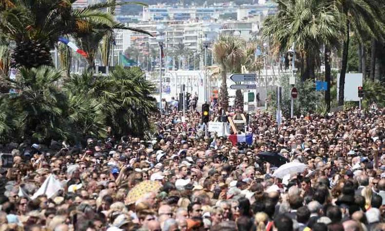 Milhares fizeram um minuto de silncio diante do Monument du Centenaire, prximo  avenida Promenade des Anglais, palco do ataque(foto: AFP / Valery HACHE )