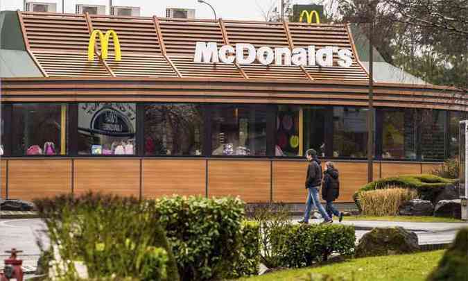 Para garantir que o cliente comparea  loja, o McDonald's aposta em ofertas(foto: AFP PHOTO PHILIPPE HUGUEN )