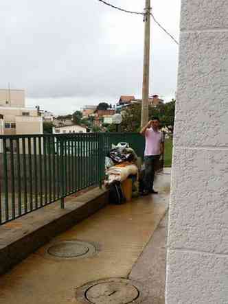 Itamar Vieira retirou ontem pertences de seu apartamento, que foi interditado(foto: Edsio Ferreira/EM/D.A PRESS)