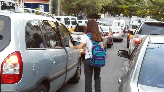 A volta às aulas nas escolas particulares em Belo Horizonte foi de trânsito lento e as mesmas infrações de trânsito cometidas pelos motoristas na porta das escolas. A BHTrans faz a campanha 'Na Volta às Aulas, Dê uma Lição de Cidadania', a partir de hoje. A ação tem o objetivo de conscientizar os condutores e pedestres sobre a importância de adotar atitudes seguras no trânsito para a preservação da vida, do meio ambiente e a construção de uma cidade mais humana. As operações de trânsito acontecem em 40 escolas em vários bairros da cidade até o dia 13 de fevereiro. Imagem da porta de colégio no Bairro Santo Agostinho, região centro-sulPaulo Filgueiras/EM DA Press A volta às aulas nas escolas particulares em Belo Horizonte foi de trânsito lento e as mesmas infrações de trânsito cometidas pelos motoristas na porta das escolas. A BHTrans faz a campanha 'Na Volta às Aulas, Dê uma Lição de Cidadania', a partir de hoje. A ação tem o objetivo de conscientizar os condutores e pedestres sobre a importância de adotar atitudes seguras no trânsito para a preservação da vida, do meio ambiente e a construção de uma cidade mais humana. As operações de trânsito acontecem em 40 escolas em vários bairros da cidade até o dia 13 de fevereiro. Imagem da porta de colégio no Bairro Santo Agostinho, região centro-sulPaulo Filgueiras/EM DA Press