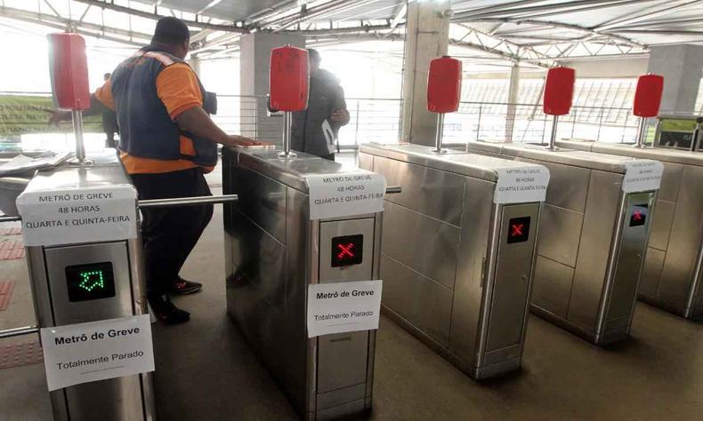 Com a greve total do metrô de Belo Horizonte, na manhã desta quarta-feira (5/10) os usuários se depararam com as portas fechadas(foto: Jair Amaral/EM/D.A Press) metrô de BH