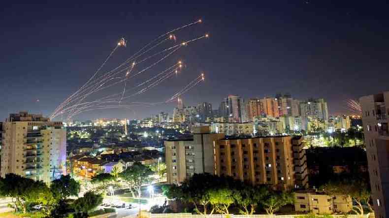 Msseis do sistema de defesa Cpula de Ferro de Israel sobem para interceptar foguetes disparados da Faixa de Gaza(foto: Reuters)
