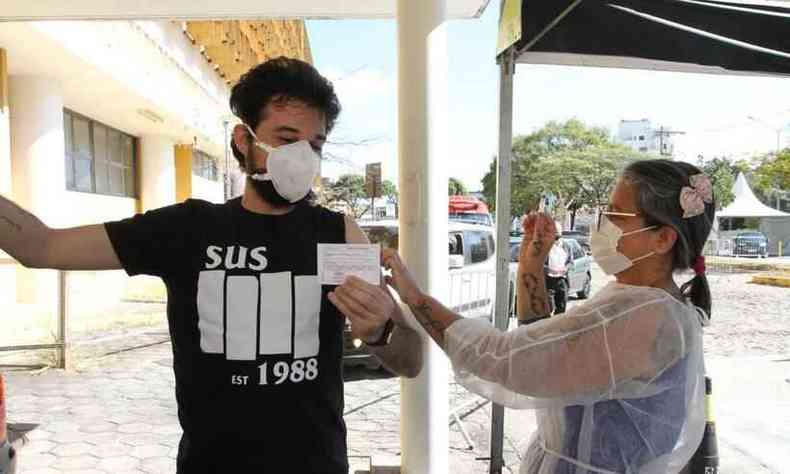 Francisco Frana Ferreira de 38 anos, administrador, tomando segunda dose da vacina na UFMG(foto: Edesio Ferreira/EM/D.A Press)