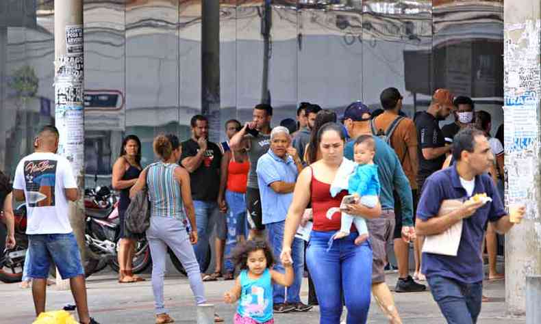Aglomerao de pessoas no Barreiro(foto: Edsio Ferreira/EM/D.A Press - 6/4/20)