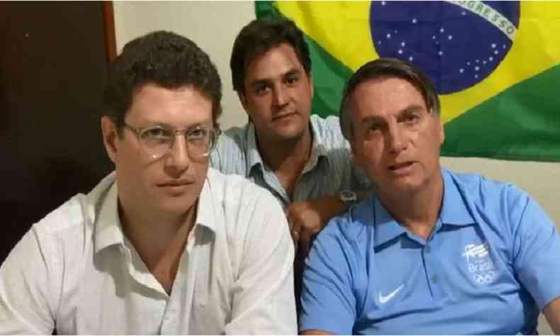 Bolsonaro apareceu em live ao lado de Ricardo Salles, ministro do Meio Ambiente, no Facebook neste sbado(foto: Reproduo/Facebook)