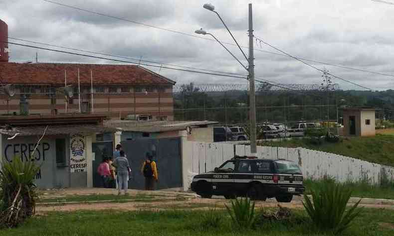 Agentes do Cope fazem vistoria dentro da unidade. Familares e policiais civis acompanham a ao do lado de fora do presdio (foto: Edsio Ferreira/ EM/DA Press)