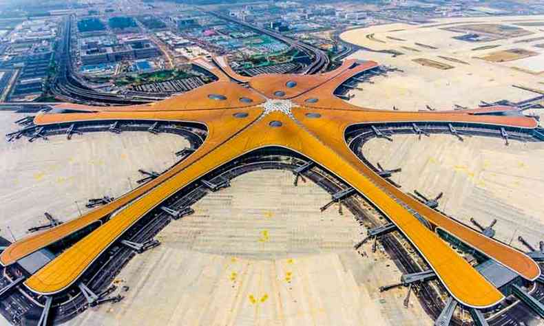 O novo aeroporto de Pequim, em forma de estrela do mar, inaugurado na semana passada por Xi Jinping, em comemorao aos 70 anos da Repblica Popular da China(foto: ChinaPress/Divulgao)