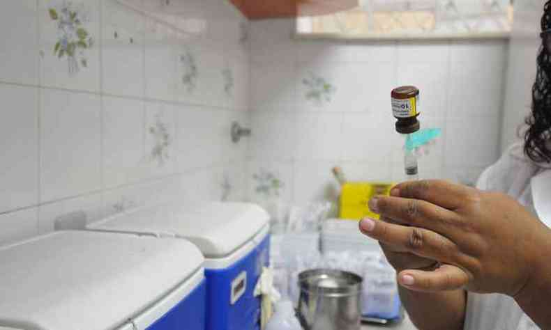Comparao entre nmero de pessoas que pegaram a doena mesmo aps serem vacinadas e total de vacinados mostra que imunizao  eficaz(foto: Alexandre Guzanshe/EM/D.A PRESS)