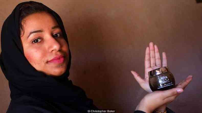 Maitha Al-Zahraa Nasser Al Hosni usa o incenso para afastar espritos malignos(foto: Christopher Baker)