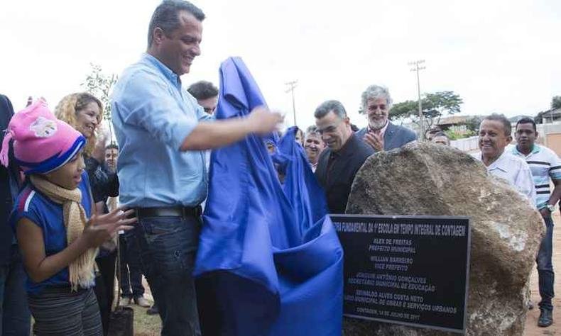 Pedra fundamental da primeira escola de educa��o integral de Contagem foi lan�ada nesta sexta(foto: Cassio Matias/Prefeitura de Contagem/Divulga��o)