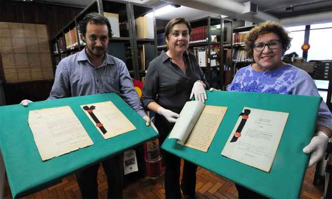 Adalberto Mateus, Márcia Santos e Maria Cândida Seabra, integrantes do IHGMG, mostram manuscritos inéditos sobre a Inconfidência Mineira(foto: Gladyston Rodrigues/EM/DA Press) Adalberto Mateus, Márcia Santos e Maria Cândida Seabra, integrantes do IHGMG, mostram manuscritos inéditos sobre a Inconfidência Mineira(foto: Gladyston Rodrigues/EM/DA Press)