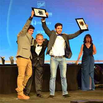 Os irmos Tiago Carneiro,  esquerda, e Jos Felipe Carneiro durante a premiao no campeonato internacional 'World Beer Cup'(foto: Wls/Divulgao)