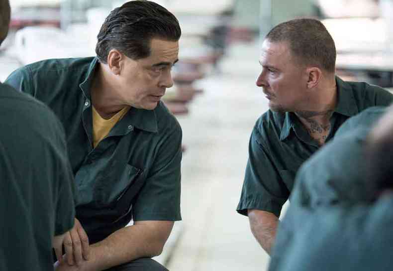 Benicio Del Toro e Paul Dano so os protagonistas de Escape at Dannemora, srie baseada na histria de dois criminosos que conseguiram fugir de uma priso de segurana mxima em Nova York(foto: SHOWTIME/REPRODUO)