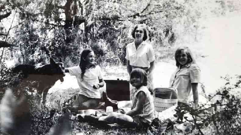 Caroline, Harriet e Jane fazendo um piquenique com a mãe e o pastor alemão, Benjy, durante as férias da Páscoa, Etiópia, 1972 (foto tirada por Bill Ware-Austin)