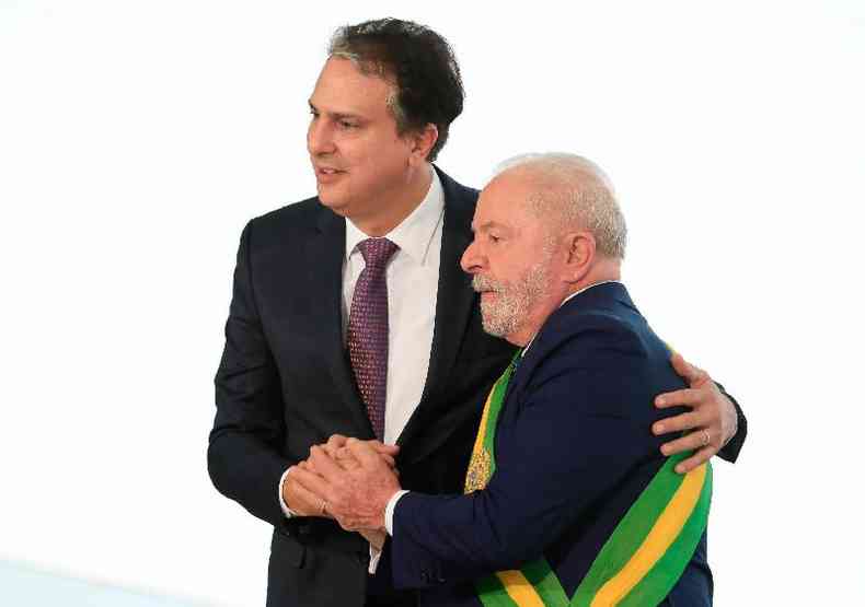 O ministro da Educao, Camilo Santana, posa ao lado do presidente Luiz Incio Lula da Silva em 1 de janeiro de 2023, em Braslia ( AFP / Sergio Lima)