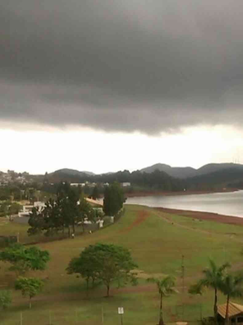 Internautas registram céu com muitas nuvens próximo à Lagoa dos Ingleses, em Nova Lima(foto: Nathália Machado/Divulgação Whatsapp)