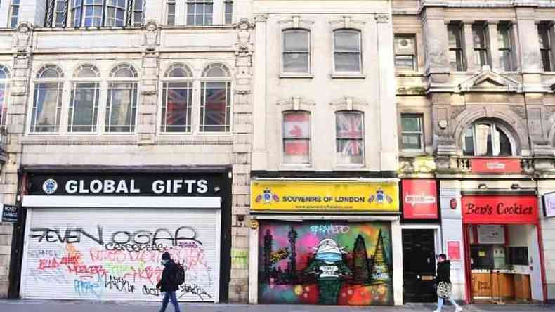 Maioria das lojas na famosa Oxford Street de Londres praticamente no abriu ainda em 2021(foto: EPA)