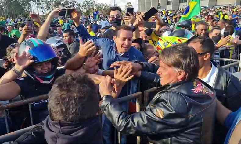 Bolsonaro em motociata na cidade de Uberlândia (MG) ao lado de apoiadores