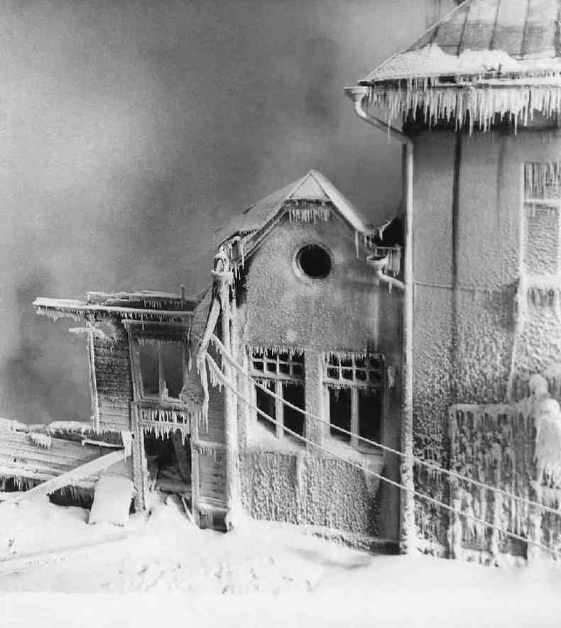 Ruínas de uma casa após o bombardeio soviético