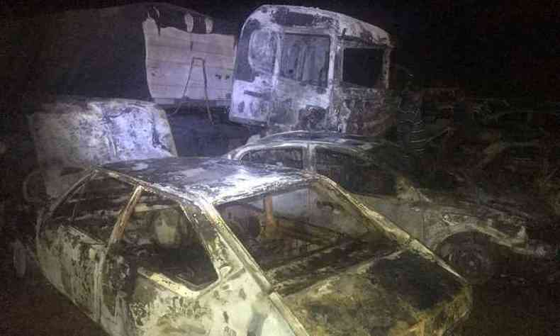 Em Monte Carmelo incndio aconteceu dentro de ptio de recolhimento de veculos e deixou rastro de destruio em duas carretas, dois caminhes e 14 carros(foto: Corpo de Bombeiros/Divulgao)