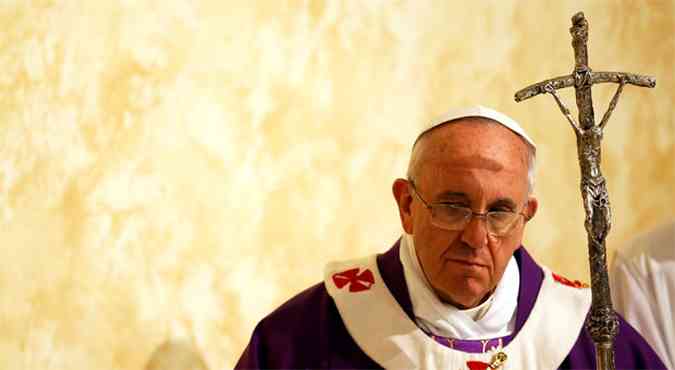 Papa Francisco lembrou compromisso de Mandela com a paz e a justia social (foto: REUTERS/Alessandro Bianchi)