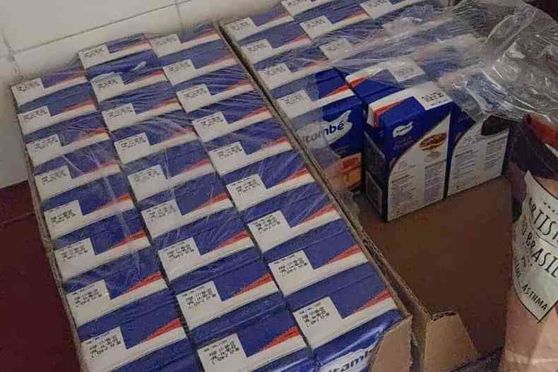 Foto das 54 caixas de leite condensado 