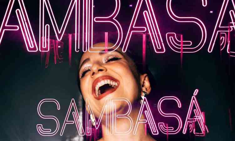 Cantora Roberta S sorri e canta na capa do disco Sambas ao vivo
