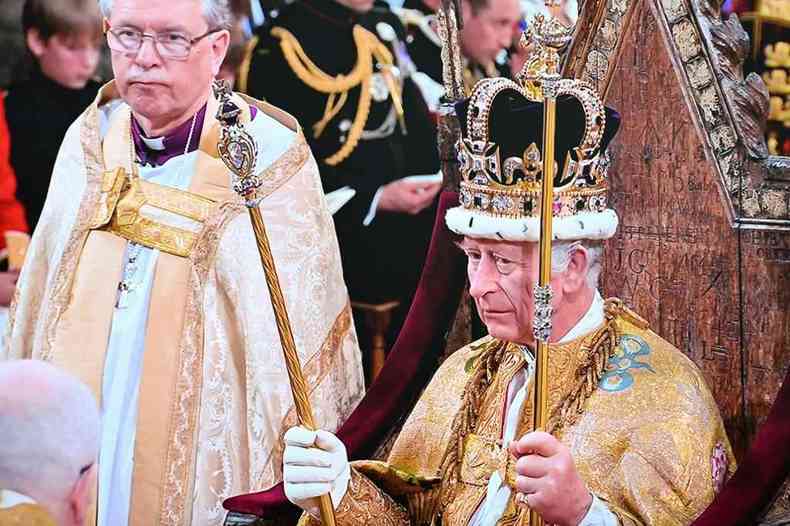 Charles III finalmente recebe a coroa