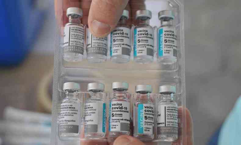 ampolas de vacina AstraZeneca contra COVID-19 produzida pela Fiocruz