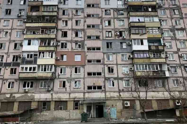 Um edifcio residencial danificado na cidade porturia ucraniana de Mariupol